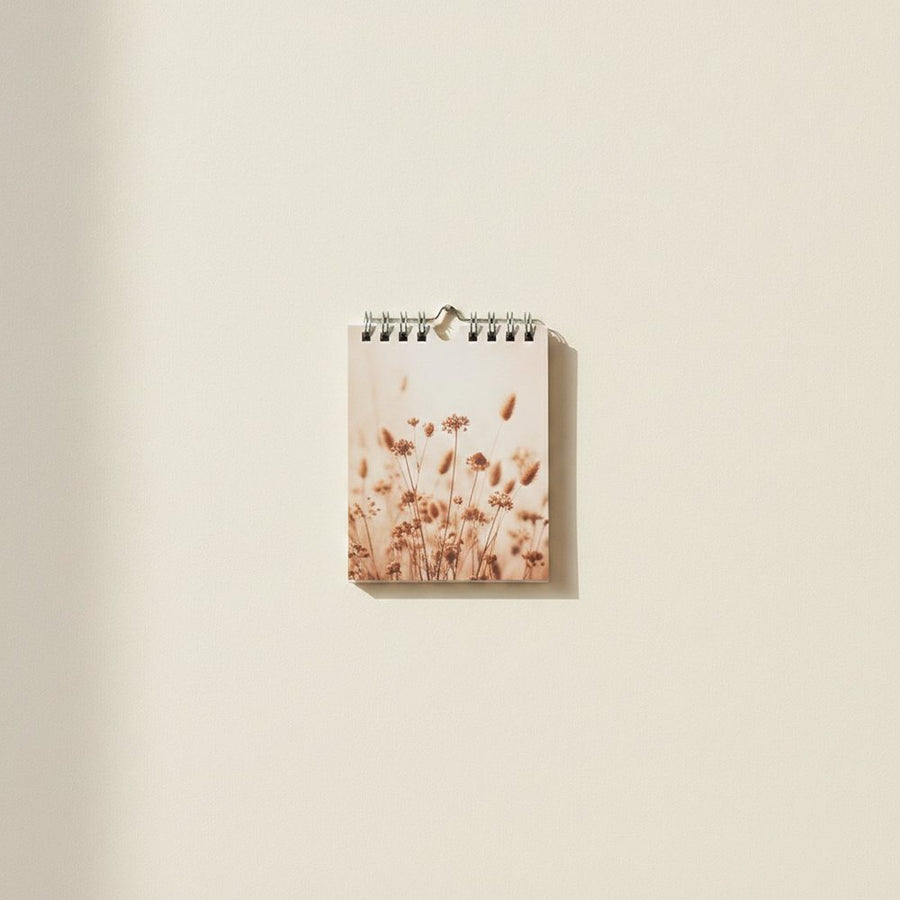 Wandkalender hochkant mit einem Trockenblumenmotiv in Terrakotta- und Beigetönen